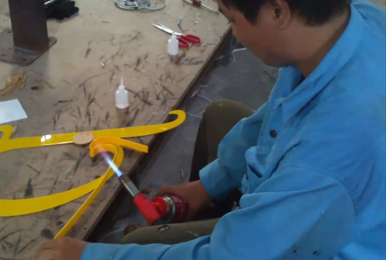 Chữ nổi Mica được gia công như thế nào?