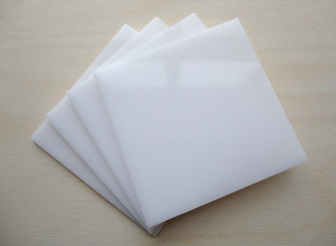 Tấm mica xuyên đèn làm bảng hiệu hộp đèn quảng cáo siêu mỏng
