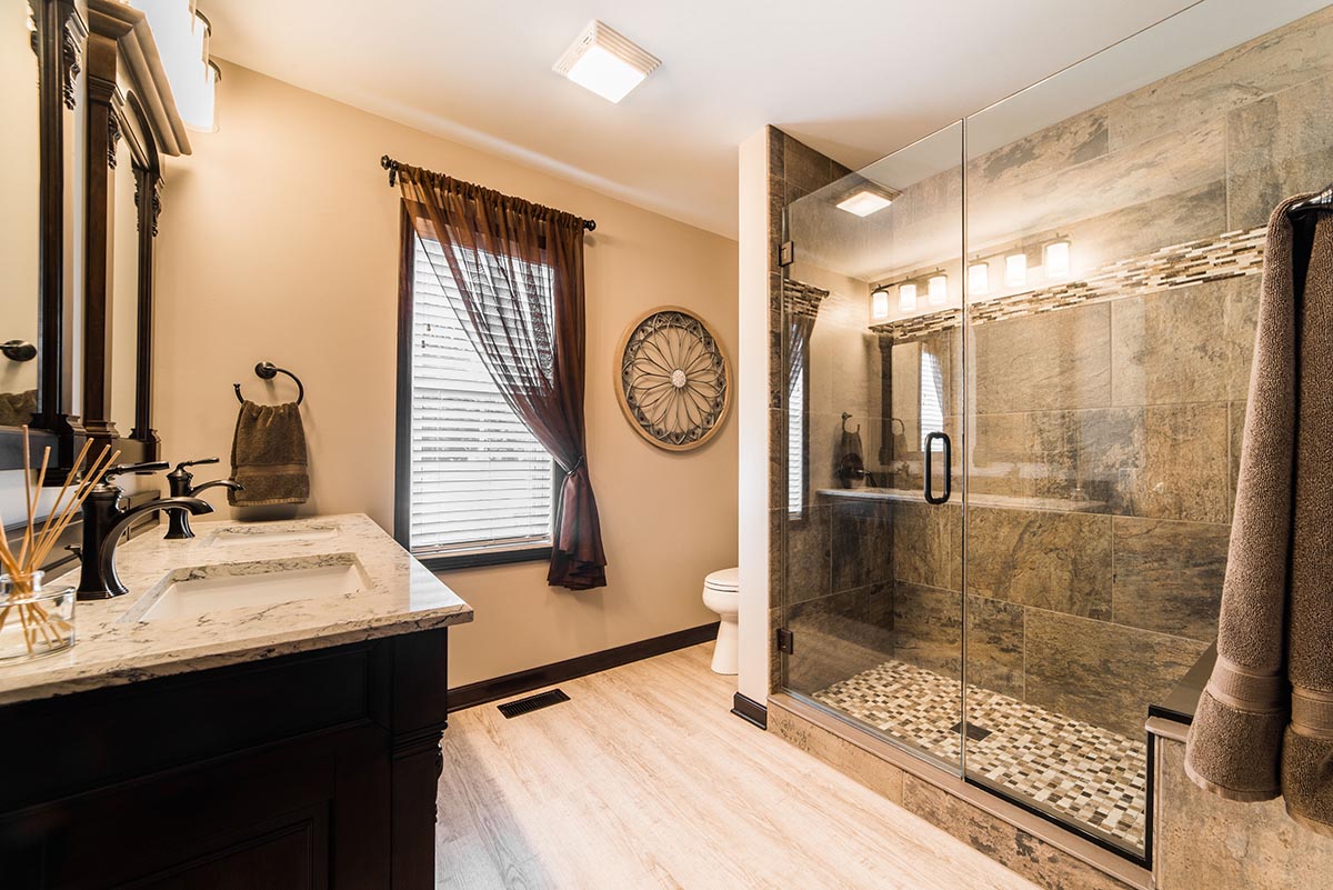 Mẫu vách ngăn phòng tắm đứng đẹp làm bằng tấm nhựa mica acrylic