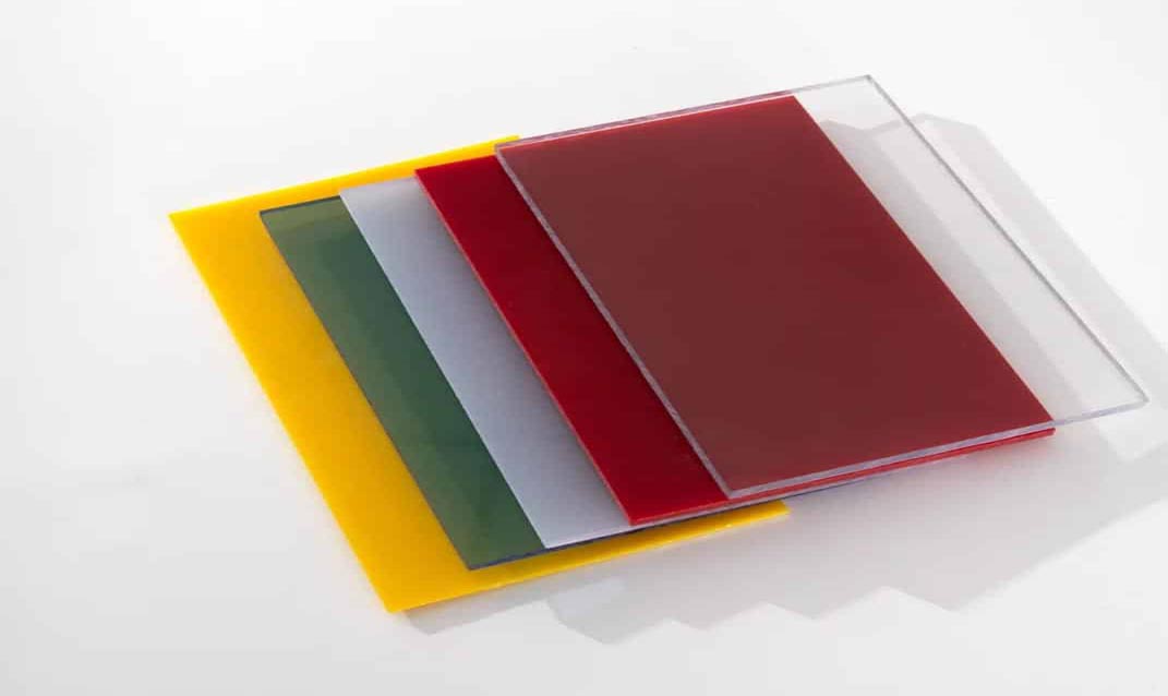 Về mặt hóa học, nhựa PMMA là polyme tổng hợp của metyl metacrylat