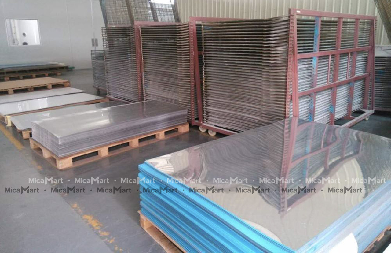 So sánh mica gương và kính gương: đâu là lựa chọn tối ưu